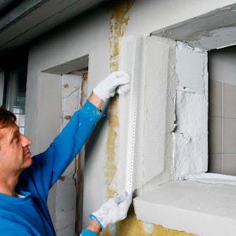 Udvendig isolering: Falsen i siderne og foroven pakkes med grundpuds og hjørneskinner Udvendig isolering: Falsen i siderne og foroven pakkes på samme vis med grundpuds og hjørneskinner